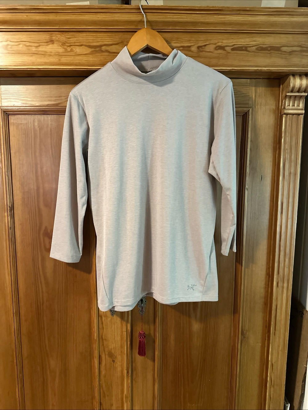 Arc’terix Light Beige Mock Neck Long Sleeve Top womens large
